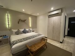20時過ぎ、後半のお宿であるMonrovia resorts seminyak へ到着！
ドライバーさんとはここで解散です。

一部口コミでは下水の匂いがするとか不安になるレビューが見受けられましたが、
個人的には部屋のコンディションもよく、vapeが焚いてあるなど虫対策もされていてとても快適なお宿でした。