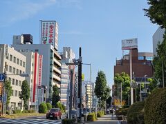 さて、涼しい部屋で汗だくの服を脱ぎ散らかし、乾いた服に着替えると、肌触りが心地よい。
思わずまどろんでしまいそうになりますが、いけない。

この日は17時から始まるRockon sosial clubなるバンドのライブに参加するべくやって来ました。
ホテルの位置とライブ会場までは電車は複雑、歩けば遠い、タクシーは高い。
どうやって行くかまた悩みに悩んだ末、徒歩に決定。

約40分、いい準備運動のあとにライブで、さらなるカロリー消費を狙う。