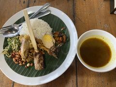 18時過ぎ、夕飯をとりに徒歩でNasi Ayam Kedewatan Ibu Mangku へ。
スミニャック中心部の賑やかなエリアにあるのに(Motel Mecicola のすぐ横)、手頃で評判良いお店です。
まだ18時過ぎだったので空いていて、すぐ入れました。
頼んだのはナシアヤムのセット。美味しかったです！これ2名でドリンクつけて100Kいかないくらい。