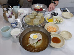 来てしまっては引き下がれない(笑)！

釜山名物の冷麺、ミルミョンをいただきます。