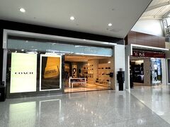 アメリカ・ニュージャージー州『ニューアーク・リバティー国際空港』
ターミナルC メザニン階「COACH」「TUMI」

ニューヨーク・マンハッタンで創業したブランド「コーチ」の写真。

右隣りの店舗は、米国のバッグブランド「トゥミ」です。
双方とも米国発祥のブランドということもあり、
ブランドショップとしてこの2店舗が採用されているのかな？

＜「COACH」の営業時間＞
6:00～21:00

＜「TUMI」の営業時間＞
9:00～18:00

残念ながら、『ニューアーク・リバティー国際空港』のターミナルCの
ショッピングエリアの充実度はイマイチです。
前述した店舗以外に【MAC】や【Hudson Booksellers】などの店舗が
入っていますが、これといった特徴はありません。