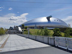 福住駅から歩道橋を渡ると札幌ドーム
天井から突き出ているのが展望台