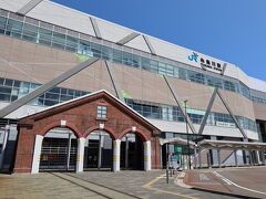 10時20分  えちごトキめき鉄道「糸魚川」駅

駅前には当駅の象徴、赤レンガ車庫のモニュメントが鎮座しています。。