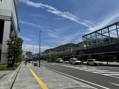 手前っ側が、向こう側が長崎駅の線路（新幹線のみならず在来線も高架駅です。）