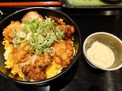 夜ご飯はイノベーション Iゾーン2階の『GURUNAVI FOODHALL WYE 天空橋』にて。
ここはぐるなびプロデュースの、全国のご当地グルメを味わえるお店。
「WYE」は「ワイ」と読んで、What/Where Do You Eat? の頭文字らしい。


母は「塩麹の鶏唐揚げ丼」、私は「淡路島産トマトソースと揚げ茄子のパスタ」、あと「雷神餃子」をシェア。
取りからあげ丼も雷神餃子もおいしかったけど、パスタはまあまあ普通めかな…笑