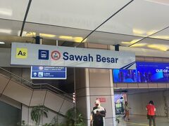 ［Sawah Besar Stasiun］

駅舎内の乗客は多くもないが、出入り口にはバイタク客引がワンサカ！？