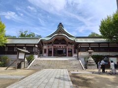 ふらりと立ち寄った亀山八幡宮。御朱印もあります。駐車場は、八幡宮の横から登ったところにあります。とても立派な建物です。ハトのエサが買えます。写真のように階段の下であげてください。ハトさんととても楽しい時間が過ごせます&#128149;
