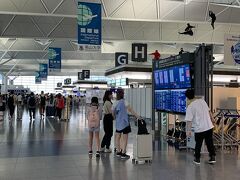 中国東方航空は初利用。フルキャリアの航空会社にしては安い分、オンラインチェックインが使えないとのこと。チェックインカウンターが激混みするので3時間前には空港に着くべし！というYoutubeの情報を元に05:50にセントレア到着。朝早いのに結構人がいっぱい。