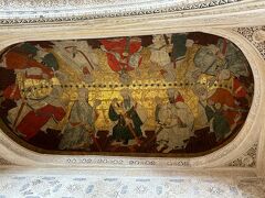 諸王の間　
かまぼこ型の天井に、子羊の皮に描かれた　ナスル朝、10人の歴代スルタン