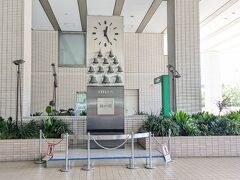 横浜そごう前にある「鐘の広場」を通ります。