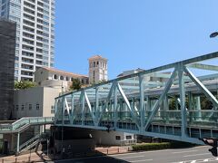 スカイウェイを渡ります。
教会のような結婚式は、「横浜アートグレイス ポートサイドヴィラ」です。