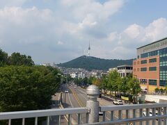梨泰院クラスロケ地の歩道橋

韓国に興味が無かった夫が来たいと言い出した今回の旅行の目的が「梨泰院クラスロケ地巡り」です。えぇ今更なんですが、何せ腰が鋼の様に重い夫なもので…
