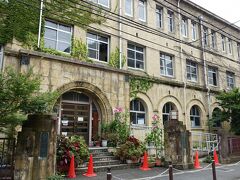 　高辻通りを西へ歩く途中に歴史ありそうな建物。廃校になった校舎で現在「市民大学院」に使われれいます。