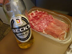 ホテルに戻ってスーパーで買ったビールと生ハムで乾杯！
ドイツのビール美味しい！

疲れてたので、すぐ寝ちゃいました。
2日目からはジャーマンレイルパスを使って電車移動です！