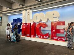 ようやくニースに到着しました！！！
税関はユーロ圏の人とその他で分かれてました。
スーツケースを引取りホテルへ向かいます。
ここで次女と合流します。