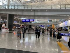 香港国際空港。明るくて綺麗。