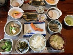 ２泊した最後の湯神の朝食。

ごはんと白菜と打ち豆と凍み豆腐の味噌汁。
ブロッコリーのえごまドレッシング和え。
厚揚げとぶり大根。
焼き鮭とわさび漬け、納豆、海苔、温泉卵。
ごぼうとフキの煮物。ナスと切り昆布の炒め煮。
らっきょう。

いつもしっかり野菜を食べさせてくれて、本当に感謝！
今回もいつでも入れる温泉と、とにかく美味しい食事、自由でのんびりした時間を過ごせた。

チェックアウトの時にお礼を言い、また来年の予約をして湯神を後にした。