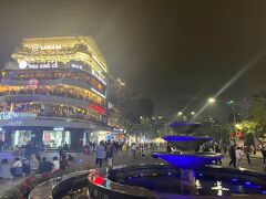 腹ごなしにドンキンギアトゥック広場まで戻り…