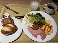 翌朝のルートイン安中の朝食バイキング。

欲張っていろいろもらってきたけど、嬉しかったのは大好きなラウゲンロールが食べられたこと。
残念だったのは、ラウゲンロールも最後の1個で、楽しみにしていたクロワッサンも他の料理のいくつかも、朝7時半に行ったら既に売り切れで、補充がされなかったこと。（←ちゃんとスタッフさんに聞いた）

今どき流行りの無料朝食サービスではなくて、ちゃんと朝食のお金を払っているのだから、料理は補充して、どれでも食べられるようにしておくのが本当だと思うのだけど…。
もしそれが無理なら、朝食バイキングなんてやらない方がいいと思うのは私だけだろうか。
そんなこともあって、いろいろ惜しいというか、そんな気持ちになる1泊だった。
