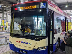 バスターミナルの5番のバス停から401番の路線バスに乗って空港へ！