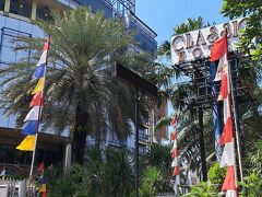 こちらが、ジャカルタ中央部にある「クラシック ホテル」です。旅の後半戦で３泊します。

派手な外観。。。

