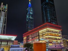丁度雨上がりで、外はガラガラ。
台北101を見ながらビール
（55％小麥：ヴァイツェン）を
グビッといただきます。爽快！