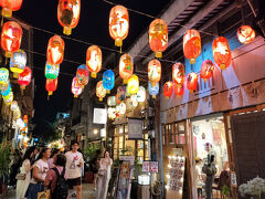 夜の神農街。結構な人出。
洒落た店が両脇に数店あるがどうやらこの筋だけのようだ。これだけを目的にしていたら時間を持て余すので夜市と組み合わせれば良いかと。