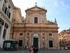 Chiesa dei Santi Ambrogio e Andrea（ジェズ・エ・デイ・サンティ・アンブロージョ・エ・アンドレア教会）

暫く教会巡りが続きます。鬼のように長い名前の教会のため、ジェズ教会と略して呼ばれたりします。入口の頭上にはイエズス会の紋章が掲げられています。

外観が普通だから見学を飛ばそうと思ったそこのあなた！！ジェノヴァでは通用しませんよ～！