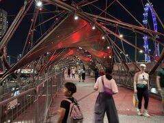 ヘリックスブリッジ。ガーデンズバイザベイからマーライオン公園へ歩いて移動。20分くらい歩いたか…工事してるところが多くて間すり抜けながら。ガイドブックで見た時はこの橋、青色だったけど建国記念日前だから赤いのかな？？