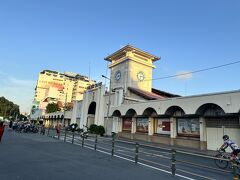 　ベンタイン市場近くでバスをおりました。車掌さんに行き先の画面を見せたら、降りるべきバス停の手前で合図をしてくれました。
　ありがとうとベトナム語で何というか聞いたら教えてくれました。わたしの耳にはガマ～ンのように聞こえました。
　ここに到着した時刻はまだ午前7時前。市場はまだ開店準備中と言う感じでしたので、先に他のところに行ってみます。