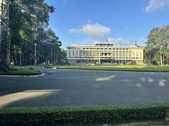 　歩いて10分足らずでこちらに。まだチケットブースは開いていませんでした。