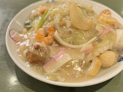 その中でも選んだお店がこちら！19時少し前に行きましたが、15-20分ほど待つとのこと。他を探している間に結局それくらいの時間が経ちそうだったので、待つことにしました。

結果としては、着席までに15分。料理が出てくるまでに15分といったところでしょうか？人気店なので多少の待ち時間は仕方ないので、まぁ許容範囲かな？と思いました。でも待った甲斐アリ！皿うどんも他のメニューも、どれも美味しかったです！