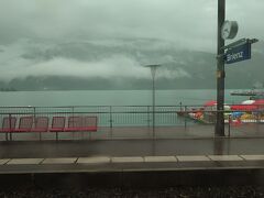 インターラーケンで乗り換えて
天気が良ければ、ブリエンツ湖クルーズをしたかったけれど
大雨で視界も悪くそんな感じじゃない