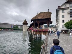 目的のカペル橋
欄干のプランターの花々が素敵