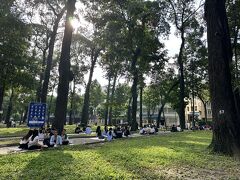 　すぐ前の広場でひと休み。若い女の子が小袋に分けたたくさんの菓子や乾燥焼き飯みたいなの合わせて30個くらい入れたビニール袋を手に下げて、恐る恐るわたしに話しかけてきました。
　15歳くらいに見えましたが、大学生だそうです。恵まれない子どものための基金に募金をしたいのだそうです。欧米ではよくある詐欺の手口ですが、話を聞いてフォートラベルのサイトを開いて見ていただくことと引き換え？に一つ購入することにしました。
　