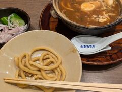 土鍋の蓋を皿代わりにして食べるのが流儀みたいです。
麺は太めで硬め。コシのある硬さとは違う独特の食感です。
味噌スープも絶妙な濃さで美味しい。またセットで提供される自家製漬物が箸休めにいい仕事しています。
名古屋めしゲットで満足満腹♪