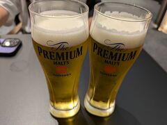 熊本空港のラウンジへ。
何とビール一杯サービスが付きました!!
ということで本日２杯目のビールを笑