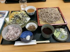 ランチはホテル内のレストランで蕎麦と天ぷらのセットを頂きました。