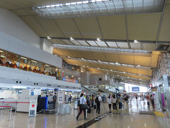 新潟空港は初めてです。新潟駅行きのバスに乗ります。