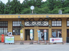 で、村上駅の駅舎。いいですね。レトロのようなモダンなような。他にあまり見ない色味の壁。