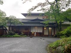 蔵王エコーラインを下って、途中、見晴台なども2回ほど立ち寄って撮影したり。
ドライブを満喫しながら遠刈田温泉を通過してすぐ。
とんでもない土砂降りに見舞われました。あまりの雨量に車内で笑っちゃうくらい。
車から降りるなんて考えられないほどでしたが、温泉街から少し街寄りにお宿はあり、たまたまチェックインのタイミングで雨が止んだので助かりました。
今日はオーベルジュ別邸 山風木にお泊まりです。