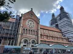 　統一会堂を2時間近く見学してから、あてもなく歩きました。10時頃から猛烈な暑さに。体感的には34℃？それでも日本よりまだ耐えられる！？
　サイゴン大聖堂は工事で閉鎖されていました。是非見たかっただけにとても残念。