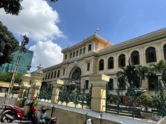 　あっ、ここがフランス統治時代に建てられたと言う中央郵便局ですね。噂通りに美しい外観ですよね。中は観光客でいっぱい。入口には小学生が20人余りいて、観光客に英語でインタビューしていました。

　どこから来た誰さんで好きな食べ物やそれをどのくらいの頻度で食べるのかと言ったことを訊かれました。目の前の学校の子たちのフィールドワークでしょうか。教室で頑張って練習してきたことを実践しているですよね。

　わたしにインタビューをしてくれた男の子は英語そのものは十分に伝わるほどに言えていたのですが、まだ少し自信がもてないのか、もともと引っ込み思案なのか、ワークシートを見ながらたどだどしく用意していた質問をわたしにしました。その都度ちゃんと伝わってるよ、あなたの英語を理解できているよって意味合いを込めて彼が言おうとしていることを反復したうえで、肯定的に受け止めているとの意思を伝えるため、すこし大げさにGreat! / Wondrful! / Wow! / Excellent! などと付け加えてから答えを返すようにしました。

　例えば彼がWhat is your favorite food?と訊けば、わたしがMy favorite food? Okay. Let me see. I like steaks.How about you? What is your favorite food?と返す感じです。会話が一方通行でおわらないよう、やりとりのレベルでコミュニケーションを図ろうとするクセを身につけて欲しいですね。

　自分が中学生の頃って、頑張って覚えても時が経てば記憶から消える、実践を想定した練習はない。いわゆる暗記のみ。英語の勉強ってそれくらい目的不明瞭な中でやっていました。ましてや、とっても重要なストレスパターンのリズム、つながる音、変わる音、消える音、どうでもいい音など音の法則、いわゆる"音法"は蔑ろにされ、さして重要ではないイントネーション（抑揚）や音素レベルの発音の違いくらいしか教えられませんでした。学校では、語彙、つづり、語順や語形変化など"文法"ばかりやってましたよね。まあ、やらないよりはやった方がいいので、文法が役に立たないって言ってるわけでは決してありませんが、日本語でも話し言葉では書き言葉の文法とは異なる法則がありますよね。


