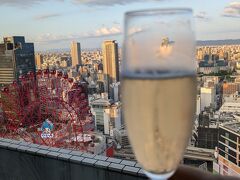 窓際の眺めの良い席で嬉しい。観覧車とぴちょんくんを眼下にスパークリングワインで乾杯