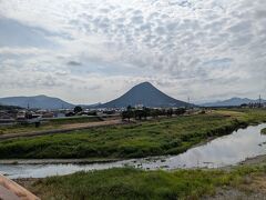 更に自転車を漕ぐこと約15分。讃岐富士こと飯野山全景が見えてきました。