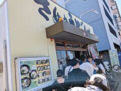 南口から道を挟みすぐ。"めりけんや"さん。並んでみます。多分地元客はゼロ。