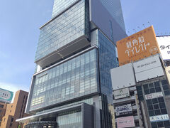 渋谷ヒカリエ (シンクス / ShinQs)（渋谷区渋谷2丁目）
「ShinQs」は、渋谷 Shibuya + 輝き Shine + 東急のQ。
東急百貨店が気合を入れてプロデュースした高級百貨店で、衣料品や家庭用品が揃って、グルメ＆フード、ホールもあります。
