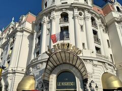 ニース2日目。
朝から晴天。で、暑い！！！
日焼けはもう諦めました。
まずはホテルネグレスコへ。100年以上前からある老舗ホテルです。
朝食に行きました。1か月ほど前に予約しました。
