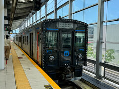 ようやく長崎駅から出発です！目的地はハウステンボス！博多からはハウステンボス行きの特急が出ているようですが、ここ長崎から電車で行く場合は、区間快速列車（シーサイドライナー）のみ。バスなら1時間ちょっとで着くようですが、息子の車酔いやら、予約やら、いろんなことを考えると電車かな？と、こちらを選択。

JR九州さんの「こどもぼうけんきっぷ」なら100円でハウステンボスまで行けちゃうので、ここぞとばかりに利用しました！
