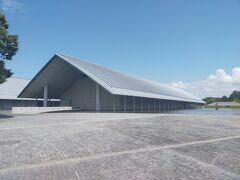 日吉大社を後にし、佐川美術館へ。
第一印象は、どこから入っていいかわからない！笑
チケットは予約制だそうですが、この日は空いていたので予約せずに入れました。
